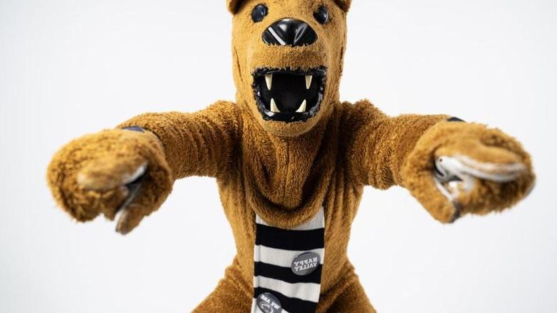 The Nittany Lion points to the camera with both h和s